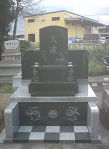 家族に捧げる鬼剣舞が舞うお墓(1)