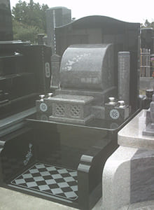 娘さんが書いた鳩が舞うお墓