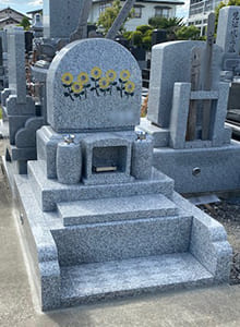 ひまわりの咲いてるお墓