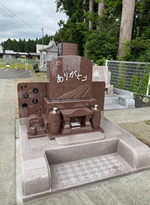 陸上トラックとシューズと孫の文字のある生前墓(1)